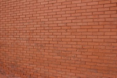 Yıpranmış turuncu renkli tuğlalarla yıpranmış ve lekelenmiş yüzeyi olan klasik duvar dokusu.