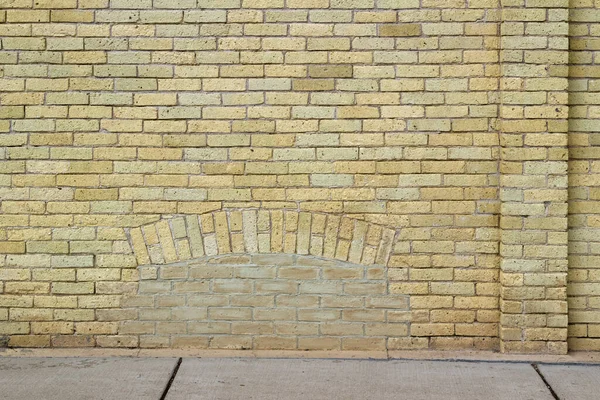 Обветшалый Шикарный Старый Желтый Кирпич Стены Текстуры Фона Выветриваемыми Ямы — стоковое фото