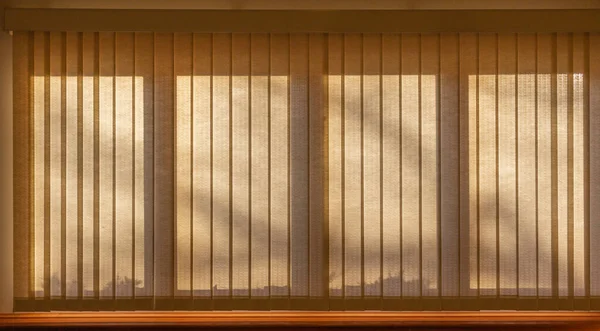 블라인드가 현대식 안쪽의 실내경치는 반투명 그림자가 햇빛을 투과하고 — 스톡 사진
