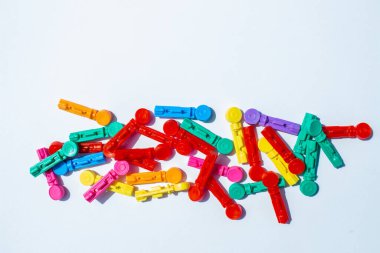 Renkli glikoz test mızraklarından oluşan soyut sanat tasarımı beyaz arkaplan üzerinde kopyalama alanı ile birlikte