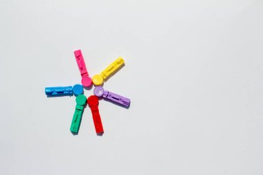 Renkli glikoz test mızraklarından oluşan soyut sanat tasarımı beyaz arkaplan üzerinde kopyalama alanı ile birlikte
