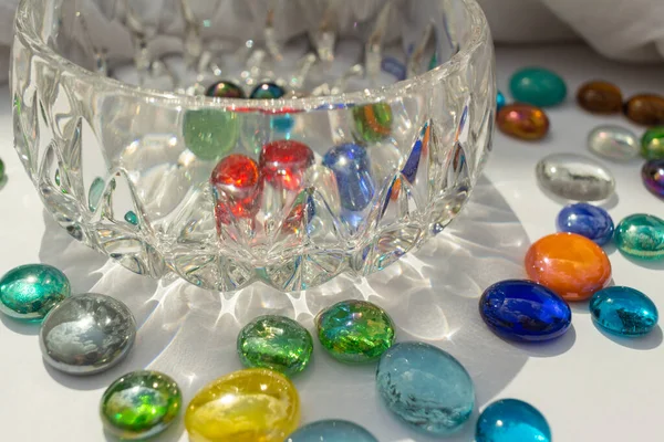 Abstrakt Konst Bakgrund Kristallglas Skål Omgiven Färgglada Drake Tårar Glas — Stockfoto