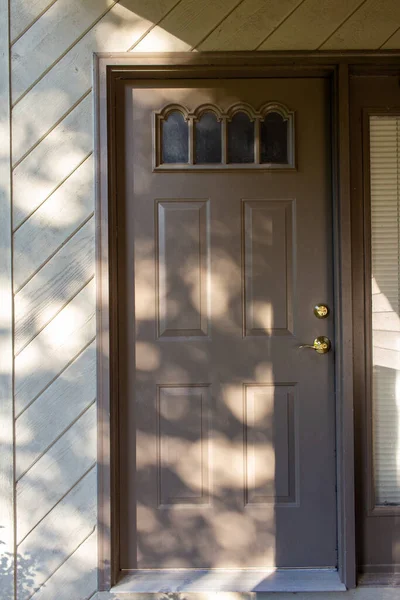 Textura Visão Abstrata Sombras Árvore Uma Porta Tapume Uma Casa — Fotografia de Stock