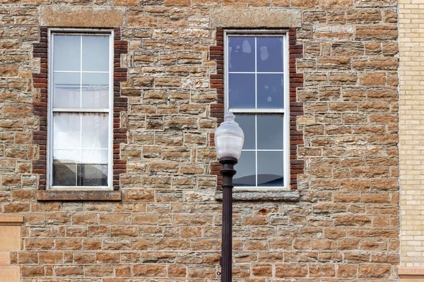 Blick Nach Oben Auf Zwei Attraktive Rote Fenster Einem Alten — Stockfoto