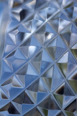 Odaklanamayan kristal cam desenli güzel elmas kesimli makro resim.