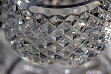 Güzel ayaklı cam bir vazonun makro desen görüntüsü, doğal ışık yansıtıyor.