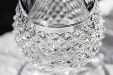 Güzel ayaklı cam bir vazonun makro desen görüntüsü, doğal ışık yansıtıyor.