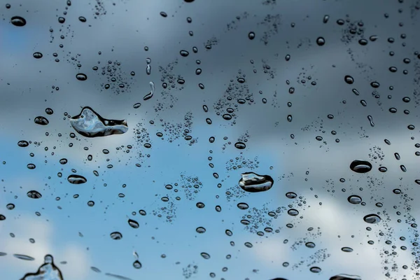 青い空と雲を眺めながら 車両フロントガラスの水滴の質感背景図 — ストック写真