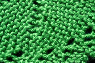 Yeşil bir elin tam çerçeve makro soyut doku arka planı örgü örülmüş iplik altlığı, kopyalama alanı ile