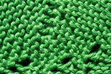 Yeşil bir elin tam çerçeve makro soyut doku arka planı örgü örülmüş iplik altlığı, kopyalama alanı ile