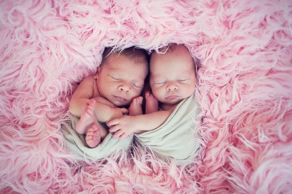 Gemelos Recién Nacidos Durmiendo Juntos Abrazo Los Bebés Envueltos Una — Foto de Stock