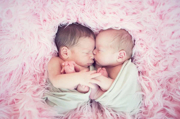 Gémeos Recém Nascidos Dormir Juntos Num Abraço Bebês Embrulhados Envoltório — Fotografia de Stock