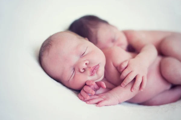 Nowonarodzone Bliźniaczki Śpiące Sobą Uścisku Dzieci Leżą Razem Kocu Miłość — Zdjęcie stockowe
