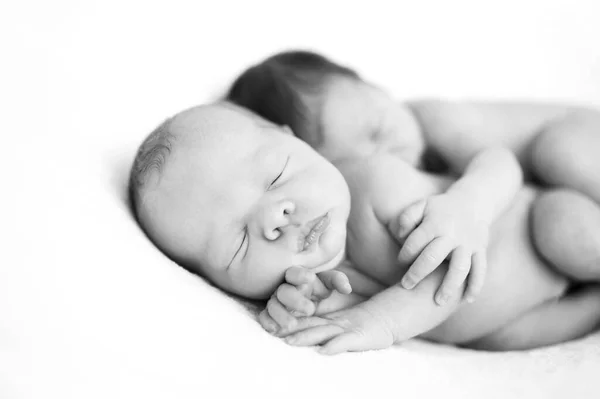 Gemelos Recién Nacidos Durmiendo Juntos Abrazo Los Bebés Yacen Juntos — Foto de Stock