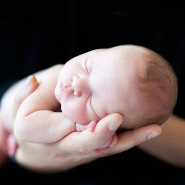 Novorozená Holčička Nebo Chlapec Spí Rodičovské Ruce Novorozenecká Péče Spící — Stock fotografie