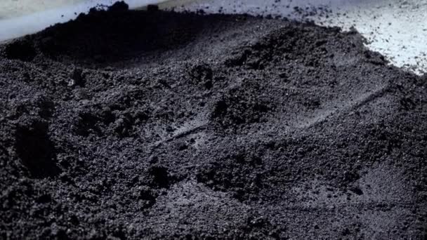 道路や歩道にアスファルトを敷設するための黒い砂利をシャベル労働者は 仕事屋外で ハードワーク — ストック動画
