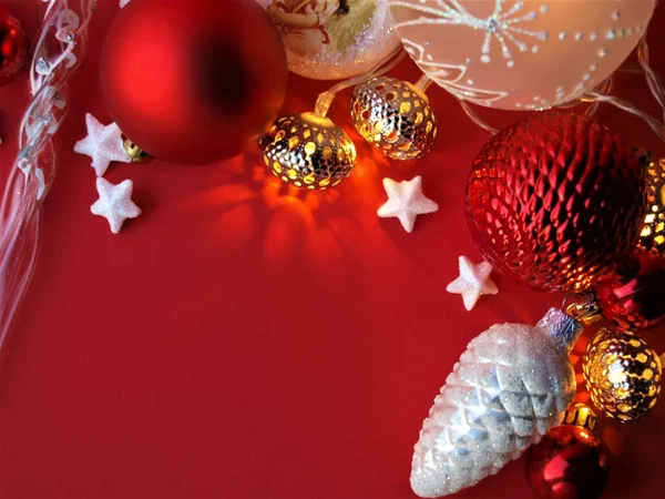 Група Різдвяних Кульок Іграшок Ліхтарів Червоному Тлі Концепція Святкування Різдва — стокове фото