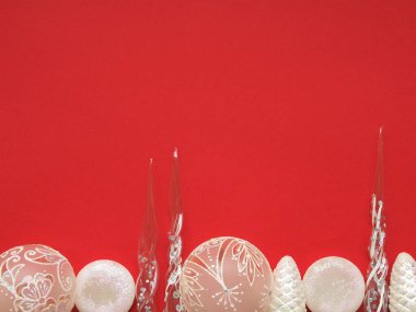 Kırmızı arka planda beyaz noel baloları, Noel ve yeni yıl kutlaması konsepti, Noel kartı. Yakın plan, yukarıdan manzara..