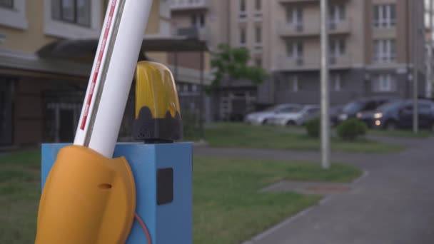 Automatische Parkeerbarrière Open Voor Het Invoeren Van Een Eigen Ruimte — Stockvideo