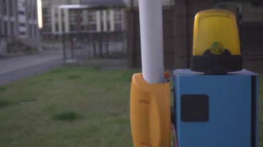 Otomatik park engeli, özel bir alana girmek için açıktır. Park bariyerinin yanıp sönen lambası..