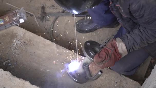 在生产计划中使用焊条进行半自动弧焊的特写焊机 焊接产生的光亮火花 — 图库视频影像