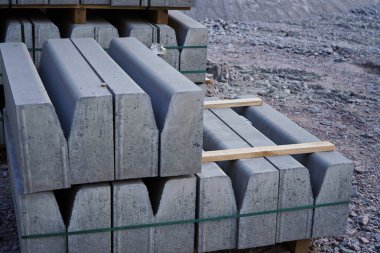 Ahşap paletlerdeki beton kaldırımlar sokak tamiri sırasında sokakta duruyor. Yol çalışması, kaldırım tamiri.