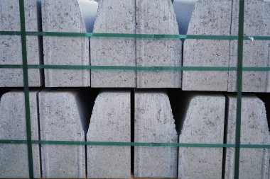 Ahşap paletlerdeki beton kaldırımlar sokak tamiri sırasında sokakta duruyor. Yol çalışması, kaldırım tamiri.