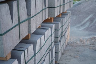 Ahşap paletlerdeki beton kaldırımlar sokak tamiri sırasında sokakta duruyor. Yol çalışması, kaldırım tamiri.