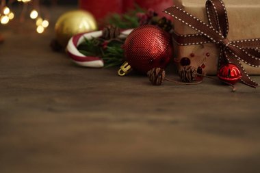 Noel süslemeleri. Hediye kutusu, Noel şekeri, köknar dalları, tahta arka planda toplar, seçici odaklanma. Noel ve yeni yıl kavramı..