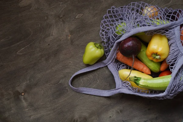 西葫芦 胡萝卜 葱褐色木制背景的灰色袋子 从花园收获新鲜鲜亮的蔬菜 概念零废物 复制空间 — 图库照片
