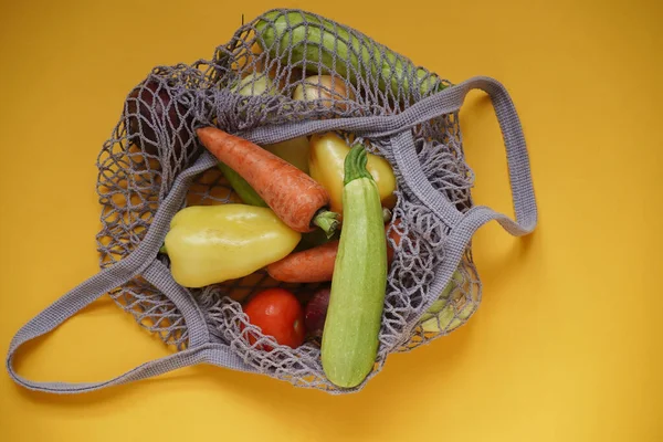 Bolsa Hilo Bolsa Gris Con Verduras Calabacín Pimientos Zanahorias Remolachas —  Fotos de Stock