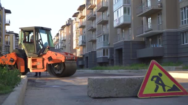 Pomarańczowy Asfaltowy Brukarz Marki Hamm Wieczorem Układa Bitum Dzielnicy Mieszkalnej — Wideo stockowe