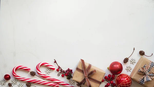 Κουτιά Δώρων Συσκευασμένα Καφέ Χαρτί Και Δεμένα Κορδέλα Χριστούγεννα Κόκκινα — Φωτογραφία Αρχείου