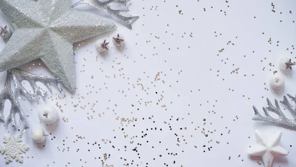 Різдвяні Новорічні Білі Срібні Прикраси Серед Блискіток Білому Тлі Вид — стокове фото