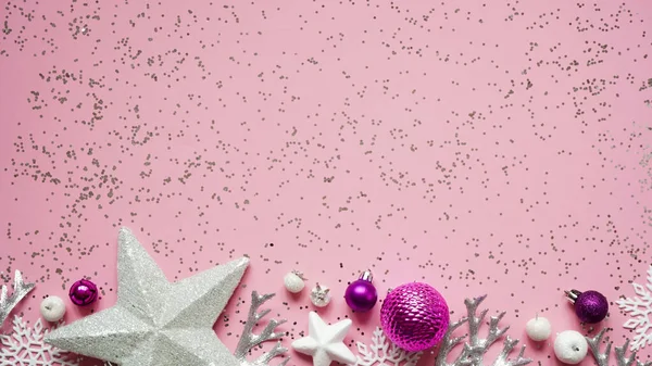 Різдвяні Новорічні Білі Зірки Сніжинки Фіолетові Різдвяні Кульки Прикраси Серед — стокове фото