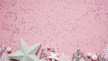 Noel ve Yeni Yıl beyaz ve gümüş süslemeleri pembe arka planda, üst manzarada, düz yerde, Noel şenlikli arka planda. Şenlikli kartpostal..