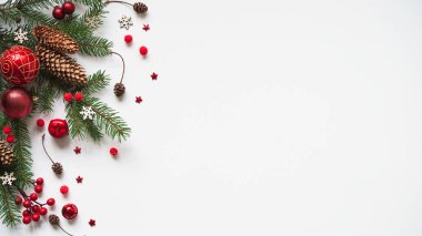 Noel veya yeni yıl arkaplanı, Noel dekorasyonunun basit kompozisyonu kırmızı toplar, koniler, kar taneleri ve beyaz arka planda köknar dalları, düz uzanma, karşılama metni için boş alan, kopyalama küresi.