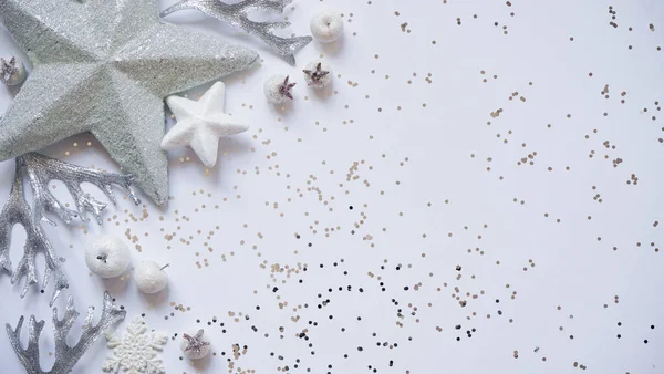 Різдвяні Новорічні Білі Срібні Прикраси Серед Блискіток Білому Тлі Вид — стокове фото