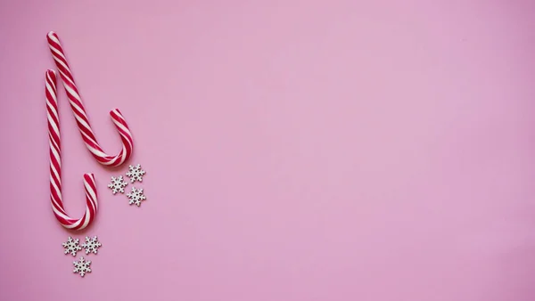 Різдвяний Льодяник Білі Сніжинки Рожевий Фон Простір Копіювання Вид Зверху — стокове фото