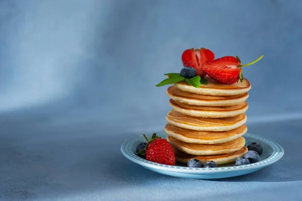 Pancake Amerika Klasik Dengan Blueberry Segar Dan Stroberi Atas Piring — Stok Foto