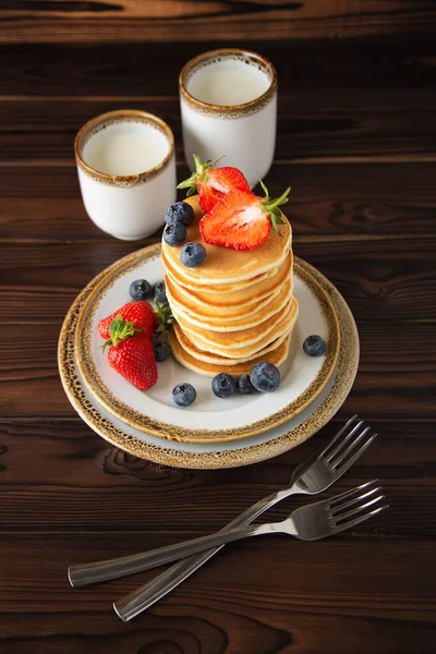 Pancake Amerika Klasik Buatan Sendiri Yang Lezat Dengan Blueberry Dan — Stok Foto