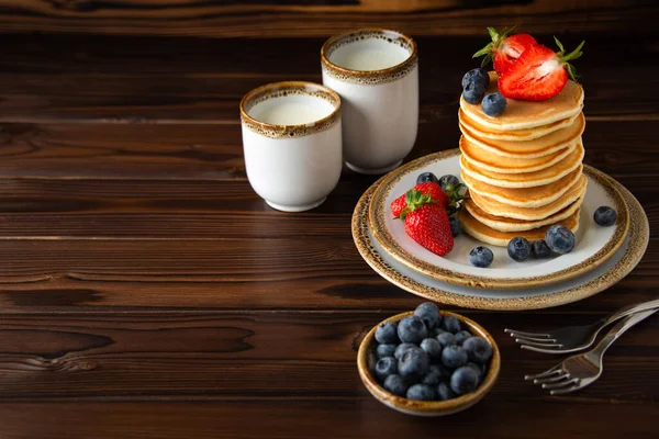 Setumpuk Pancake Buatan Sendiri Dengan Blueberry Segar Dan Stroberi Atas — Stok Foto