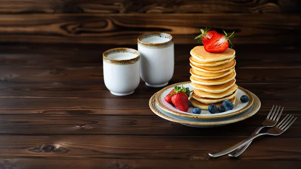 Setumpuk Pancake Testy Dengan Blueberry Segar Dan Stroberi Atas Piring — Stok Foto