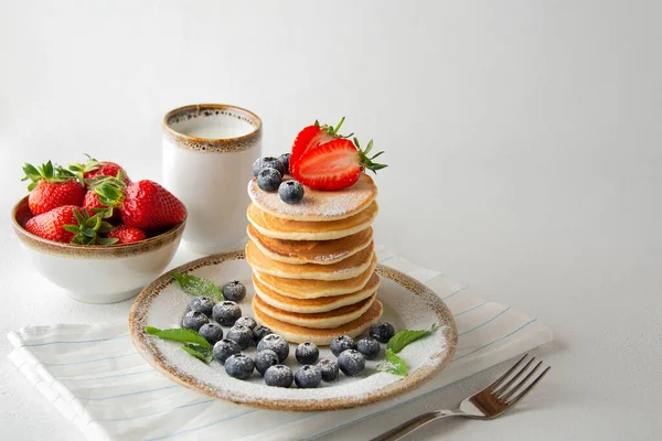 Pila Panqueques Clásicos Americanos Caseros Con Arándanos Frescos Fresas Plato — Foto de Stock