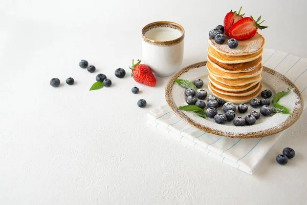 Deliciosos Panqueques Clásicos Americanos Caseros Con Arándanos Frescos Fresas Plato — Foto de Stock