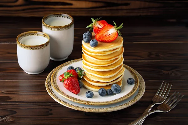 Pila Testys Caseros Clásicos Panqueques Americanos Con Arándanos Frescos Fresas — Foto de Stock