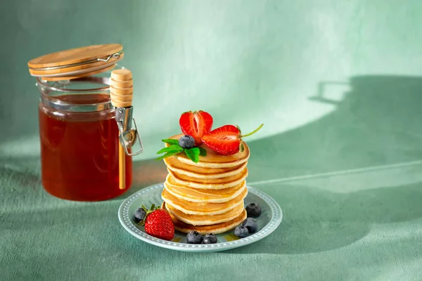 Montón Panqueques Clásicos Sabrosos Caseros Con Arándanos Frescos Fresas Plato — Foto de Stock