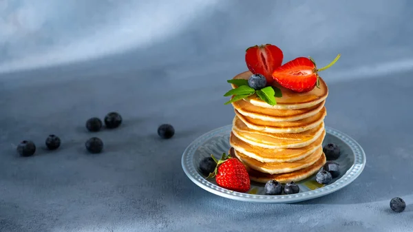 Pila Panqueques Clásicos Americanos Caseros Con Arándanos Frescos Fresas Plato — Foto de Stock