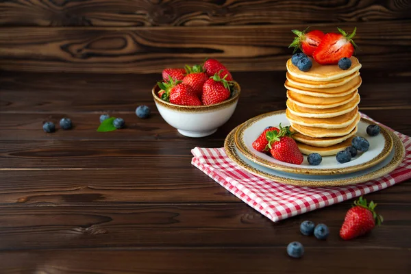 Pila Panqueques Clásicos Americanos Caseros Con Fresas Frescas Arándanos Frascos — Foto de Stock