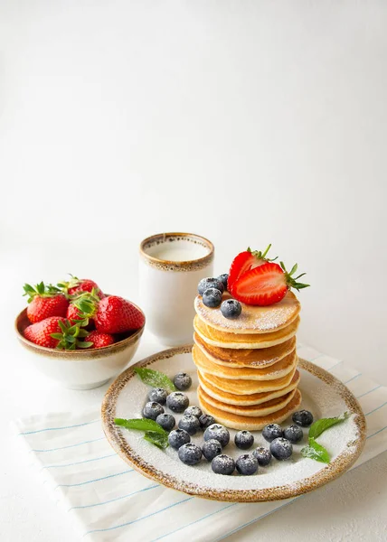 Pila Panqueques Clásicos Americanos Caseros Con Arándanos Frescos Fresas Plato — Foto de Stock